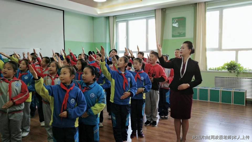 越来越多的学校需要孩子们学习礼仪修养