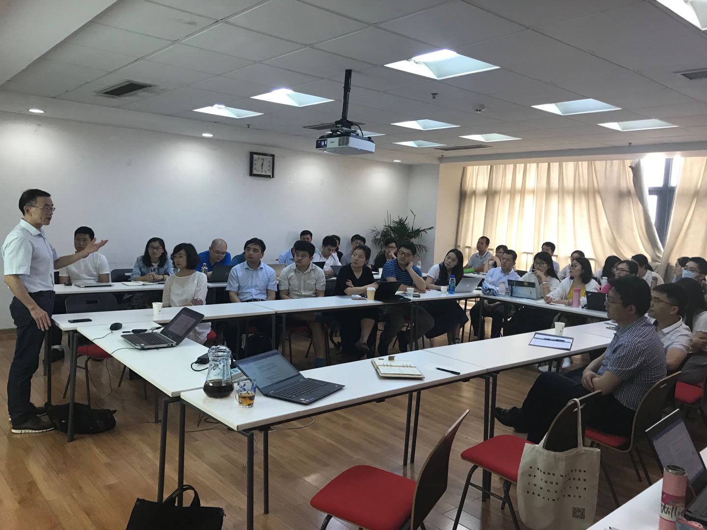 陈昭全教授受邀回到南京大学商学院举行学术讲座和交流
